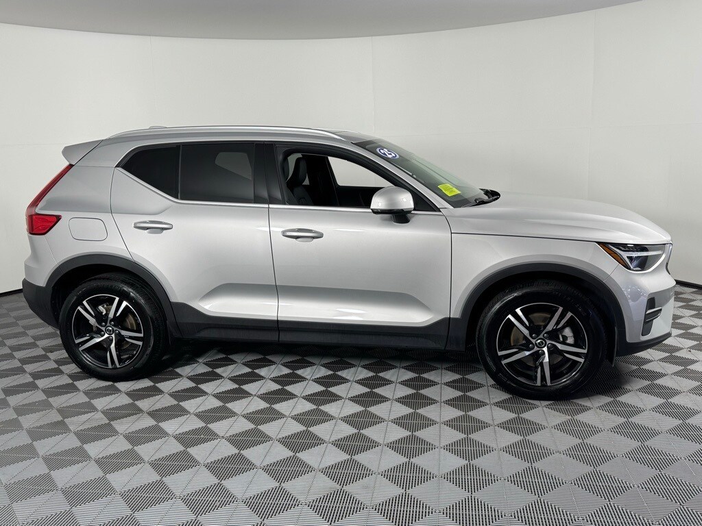 2025 Volvo XC40 Core photo 4