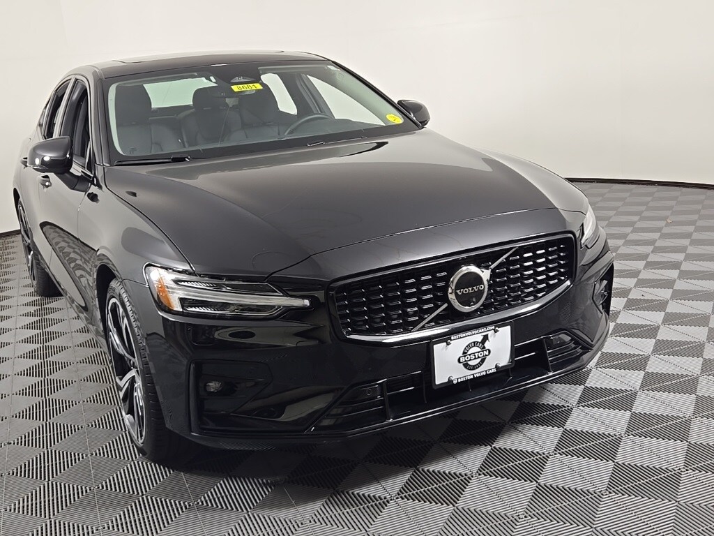 2025 Volvo S60 B5 AWD Plus photo 2
