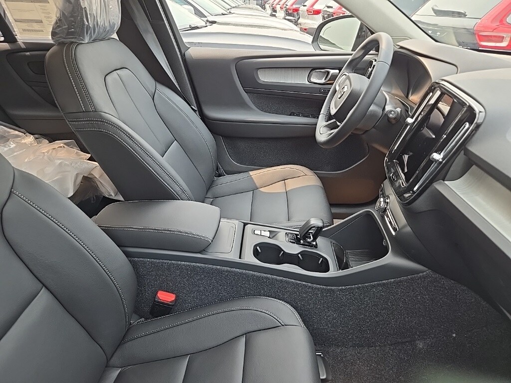 2026 Volvo XC40 Core photo 3