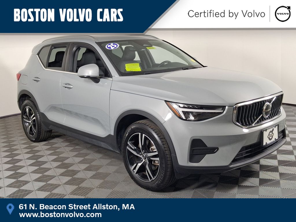2025 Volvo XC40 Core