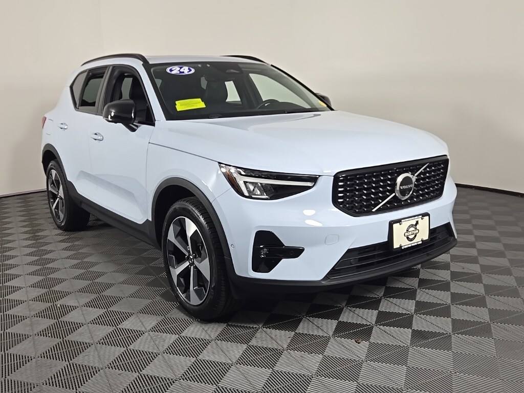 2024 Volvo XC40 Plus photo 2