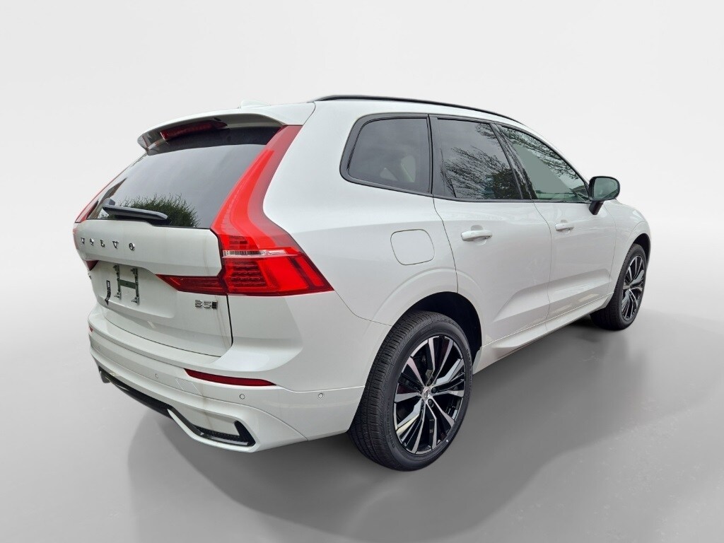 2025 Volvo XC60 B5 Plus photo 2