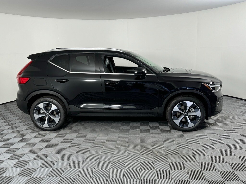 2025 Volvo XC40 Core photo 3