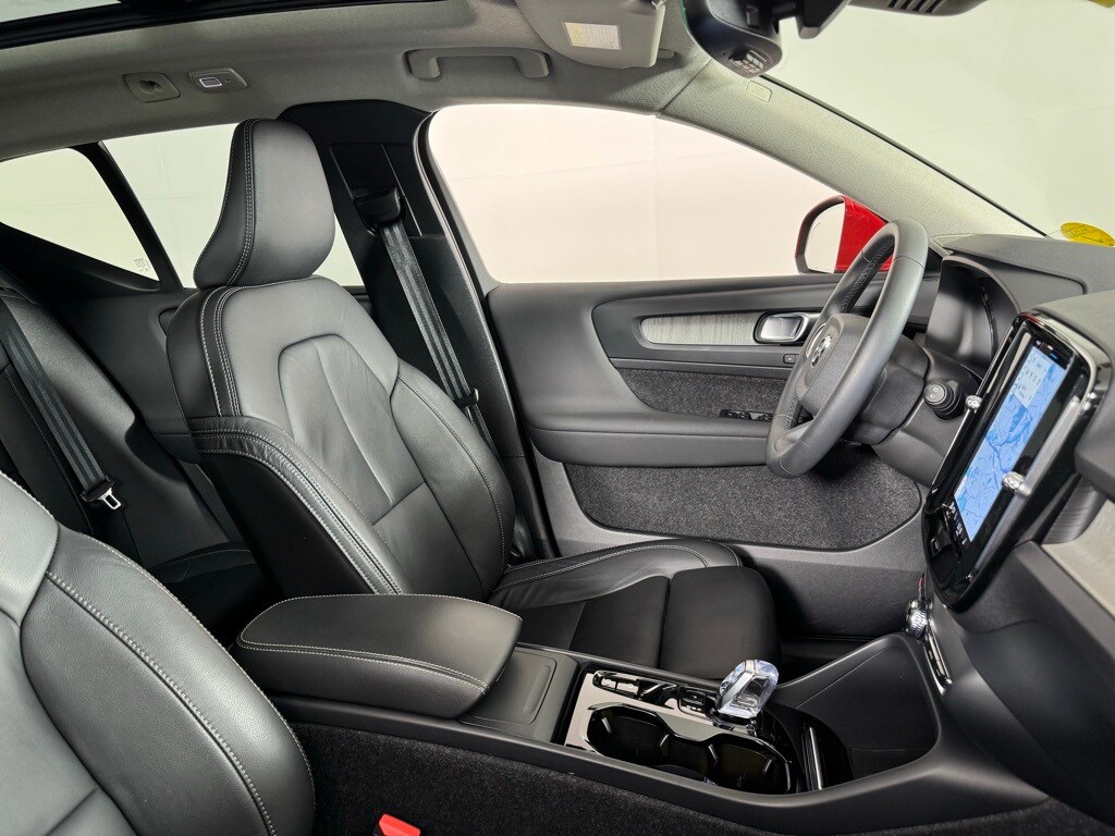 2024 Volvo XC40 Plus photo 2