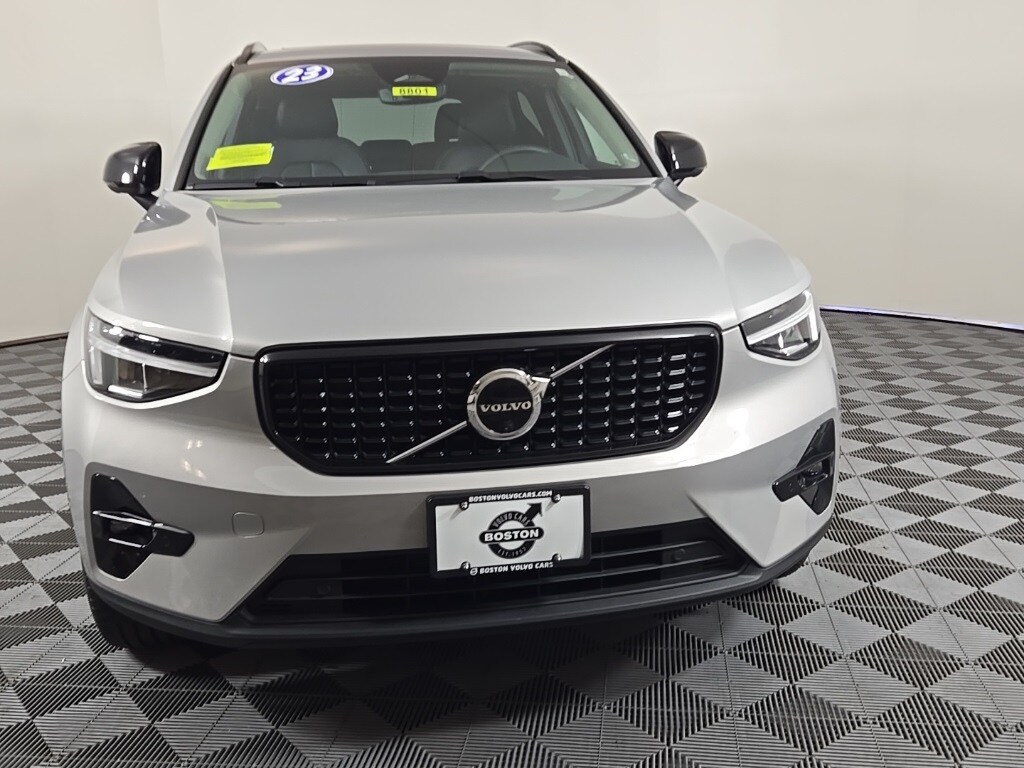 2023 Volvo XC40 Plus photo 2