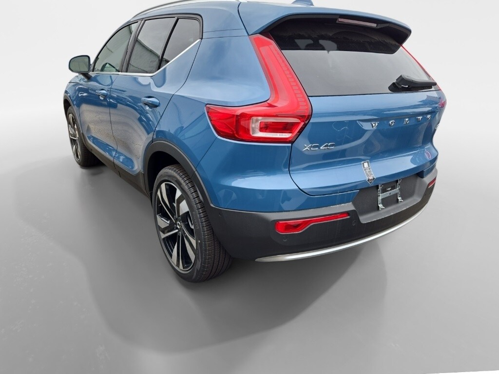 2025 Volvo XC40 photo 4