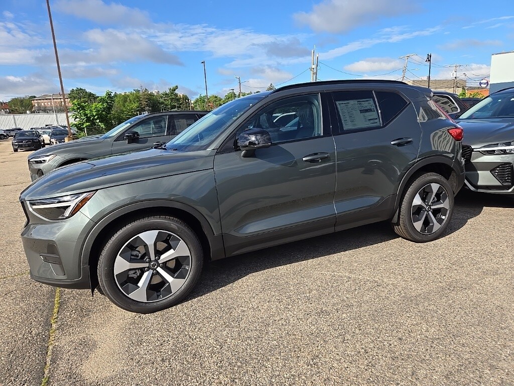 2026 Volvo XC40 Core photo 4