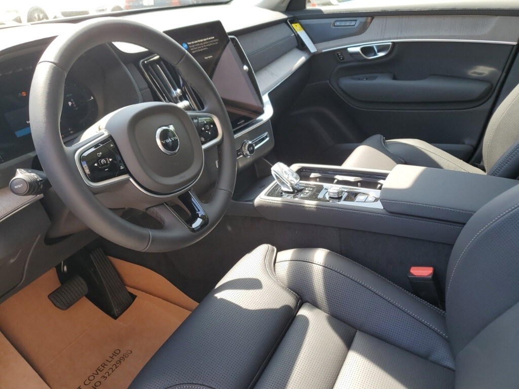 2025 Volvo XC90 T8 photo 3