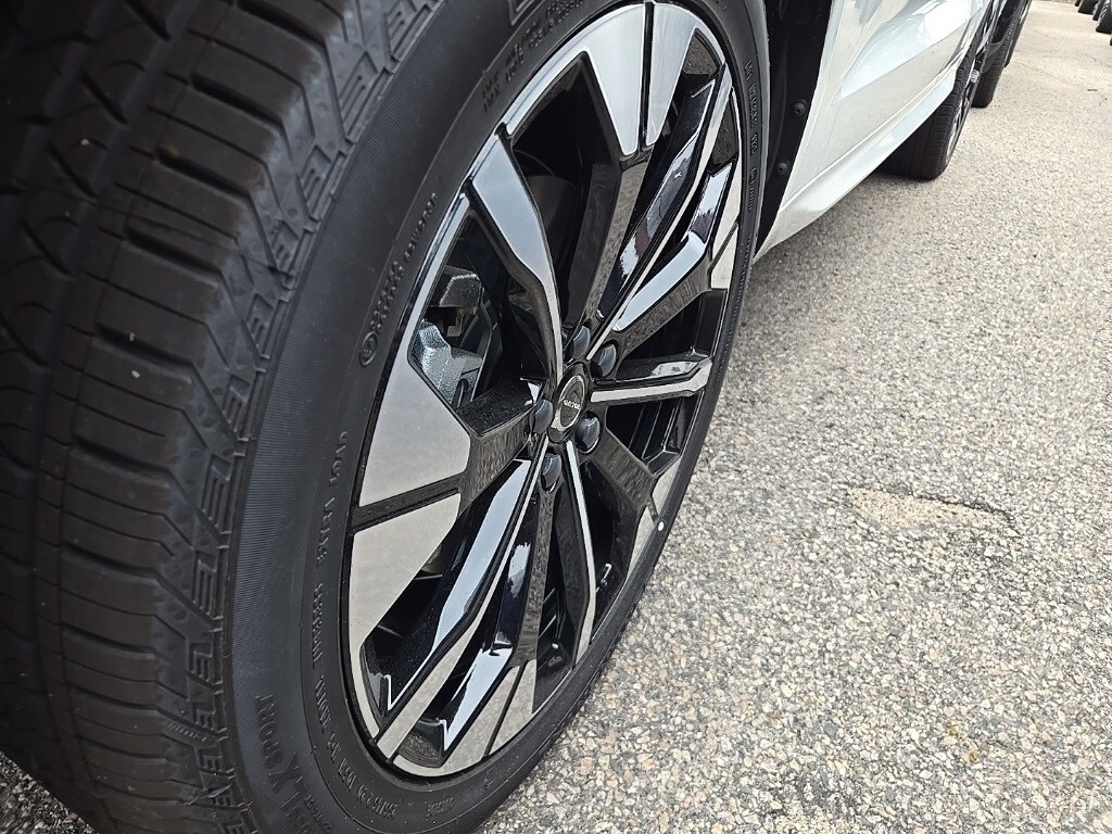 2026 Volvo XC60 Plus photo 4