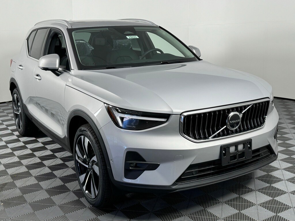 2025 Volvo XC40 Plus photo 3
