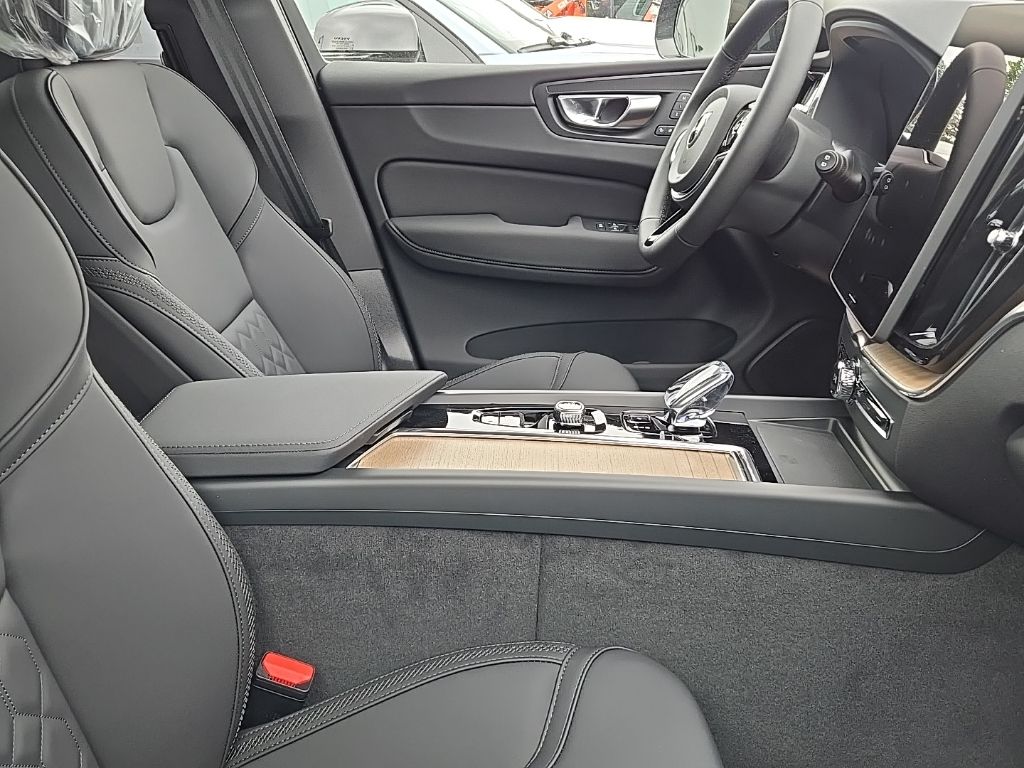 2026 Volvo XC60 Plus - Photo 6