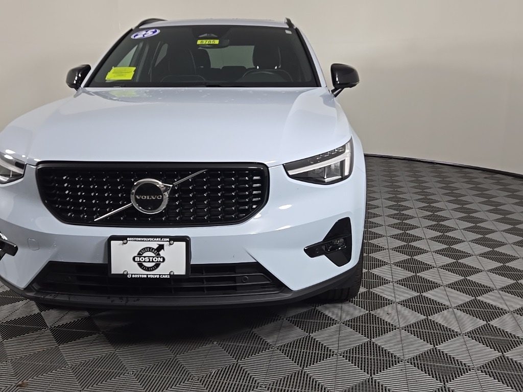 Certified 2025 Volvo XC40 B5 Plus Dark Theme SUV