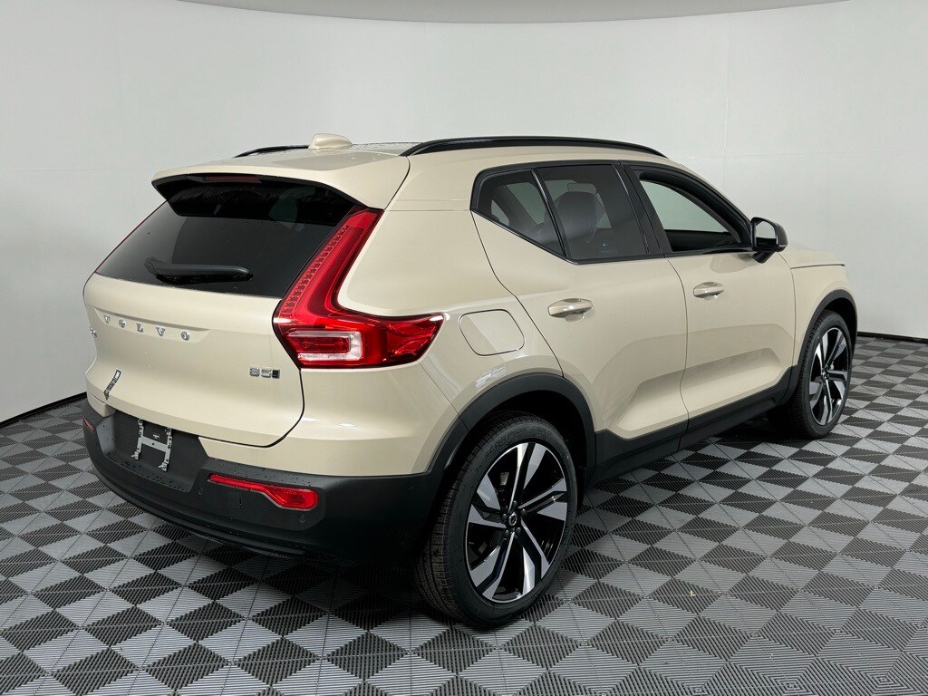 2025 Volvo XC40 Plus photo 4