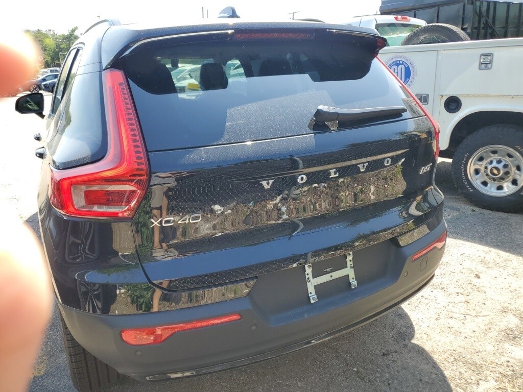 2025 Volvo XC40 photo 2