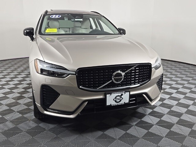 2025 Volvo XC60 B5 Plus photo 3