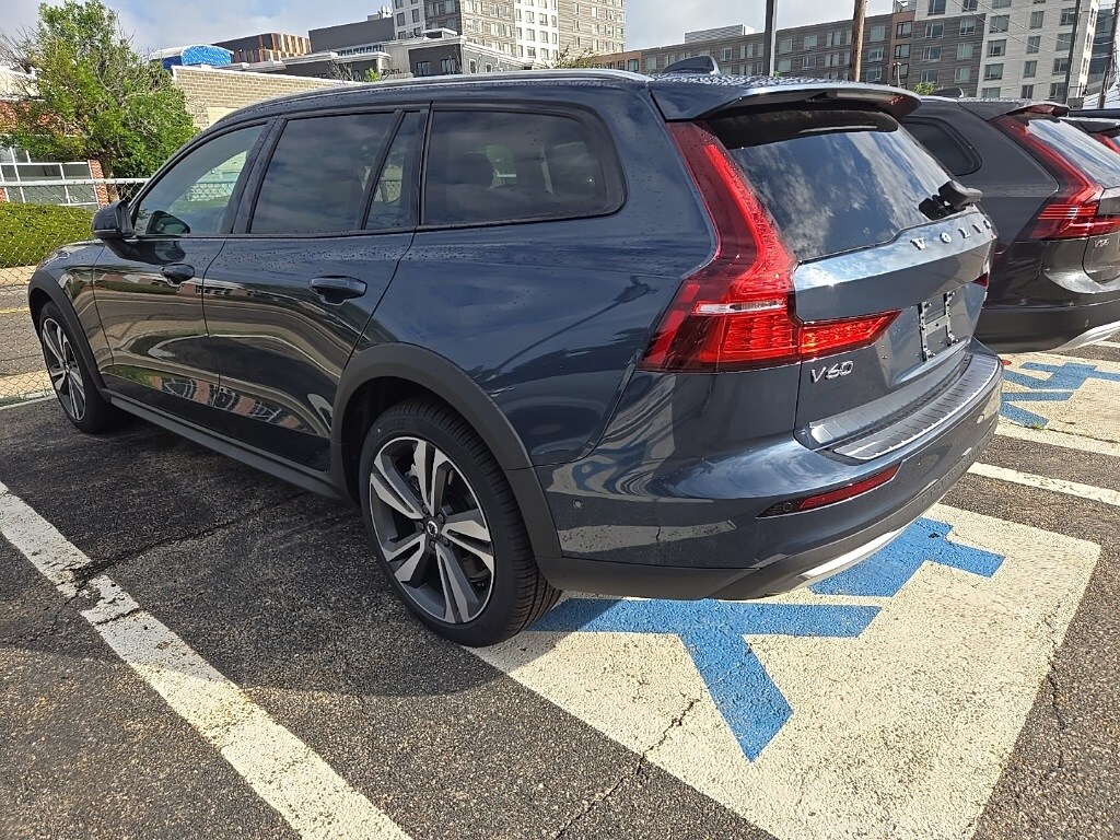 2026 Volvo V60 Cross Country B5 Plus photo 3