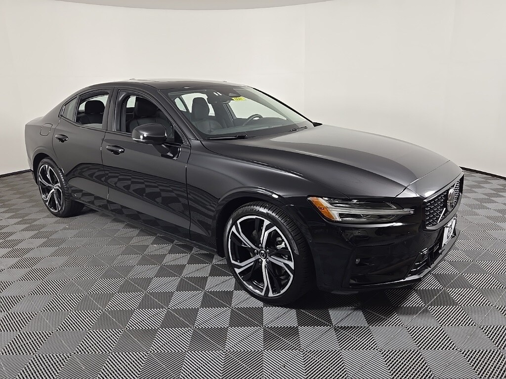 2025 Volvo S60 B5 AWD Plus photo 4