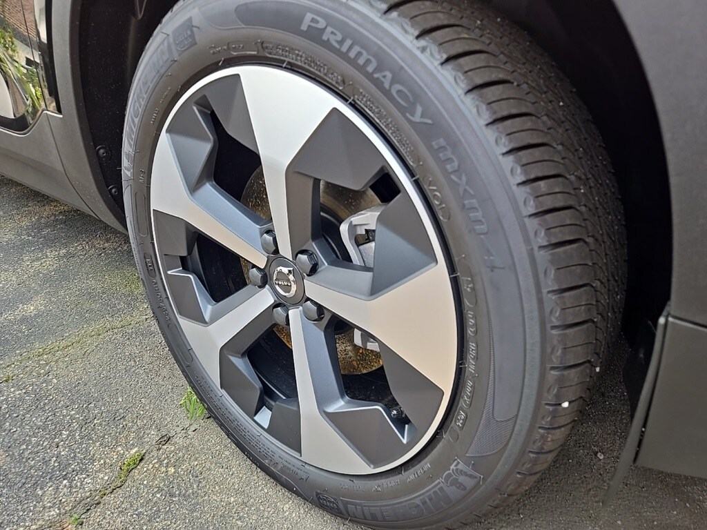 2026 Volvo XC40 Core photo 2