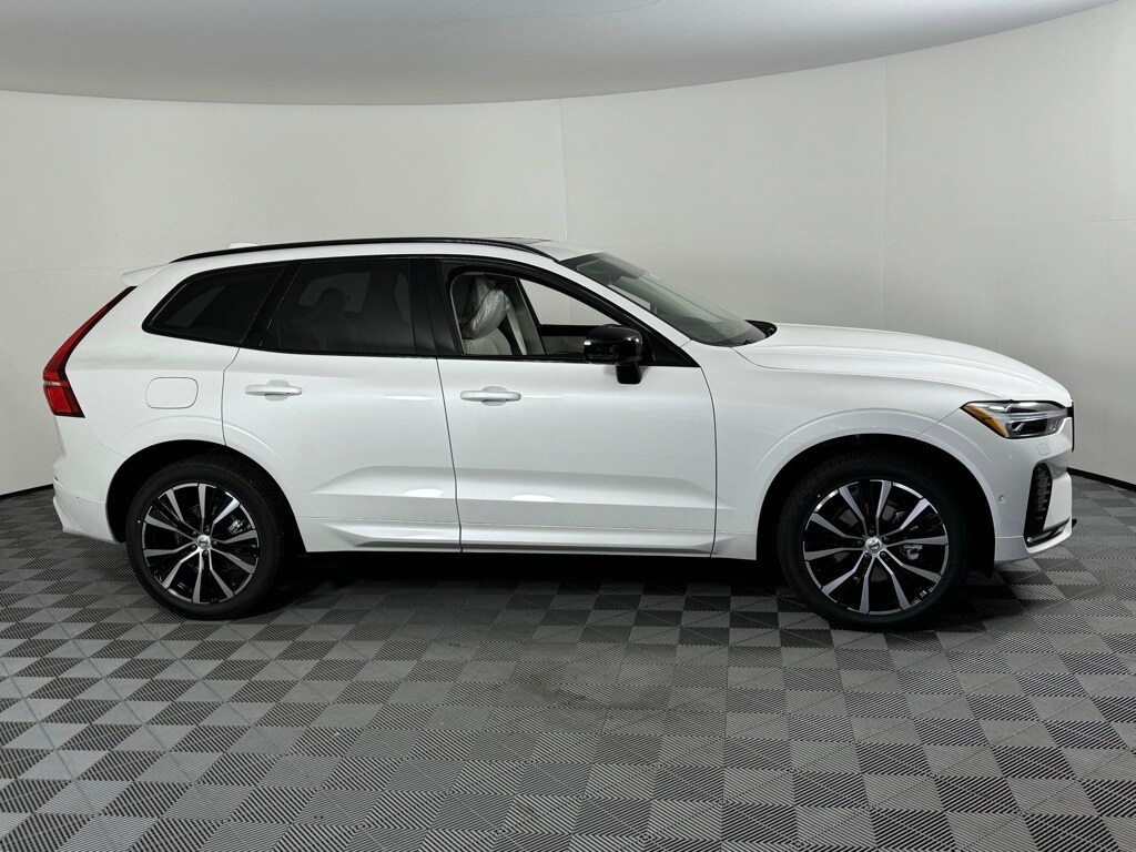 2025 Volvo XC60 B5 Plus photo 3