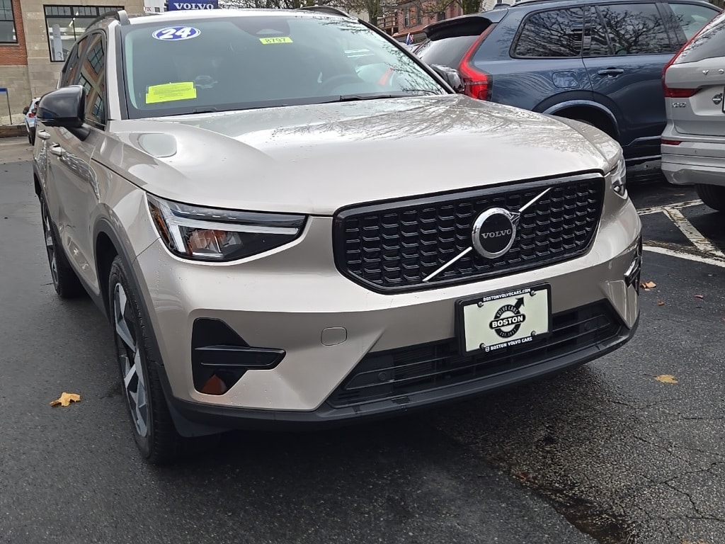 Certified 2024 Volvo XC40 B5 Core SUV