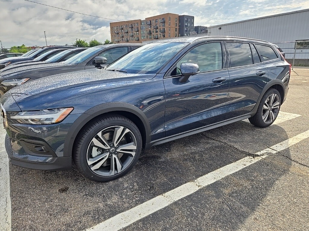 2026 Volvo V60 Cross Country B5 Plus photo 2