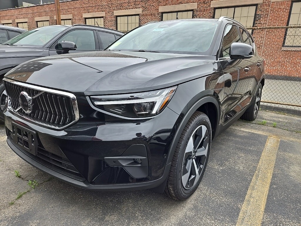 2025 Volvo XC40 Plus photo 2