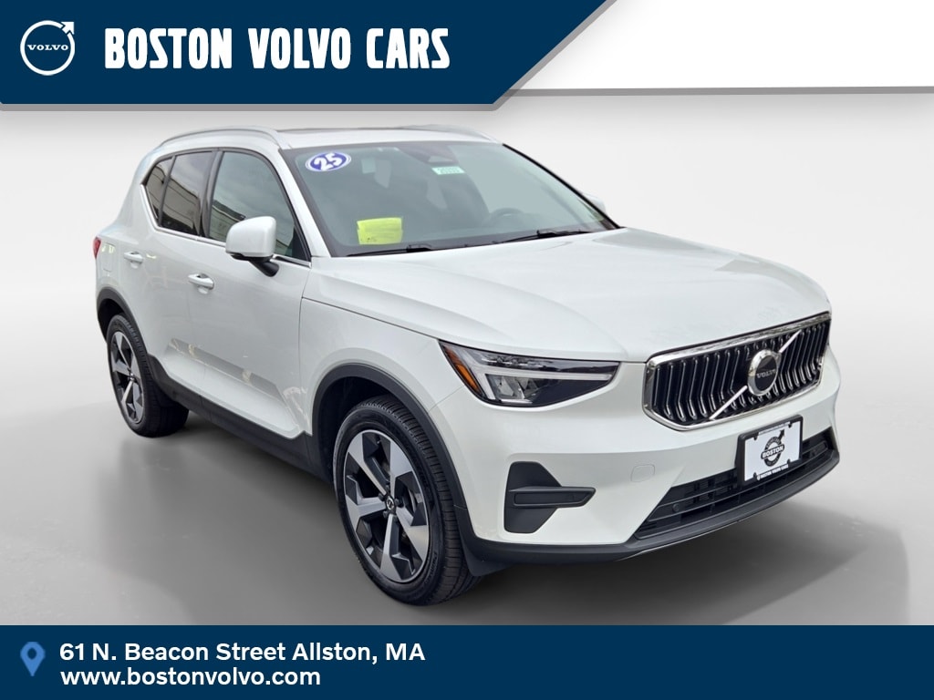 2025 Volvo XC40 Core's photo