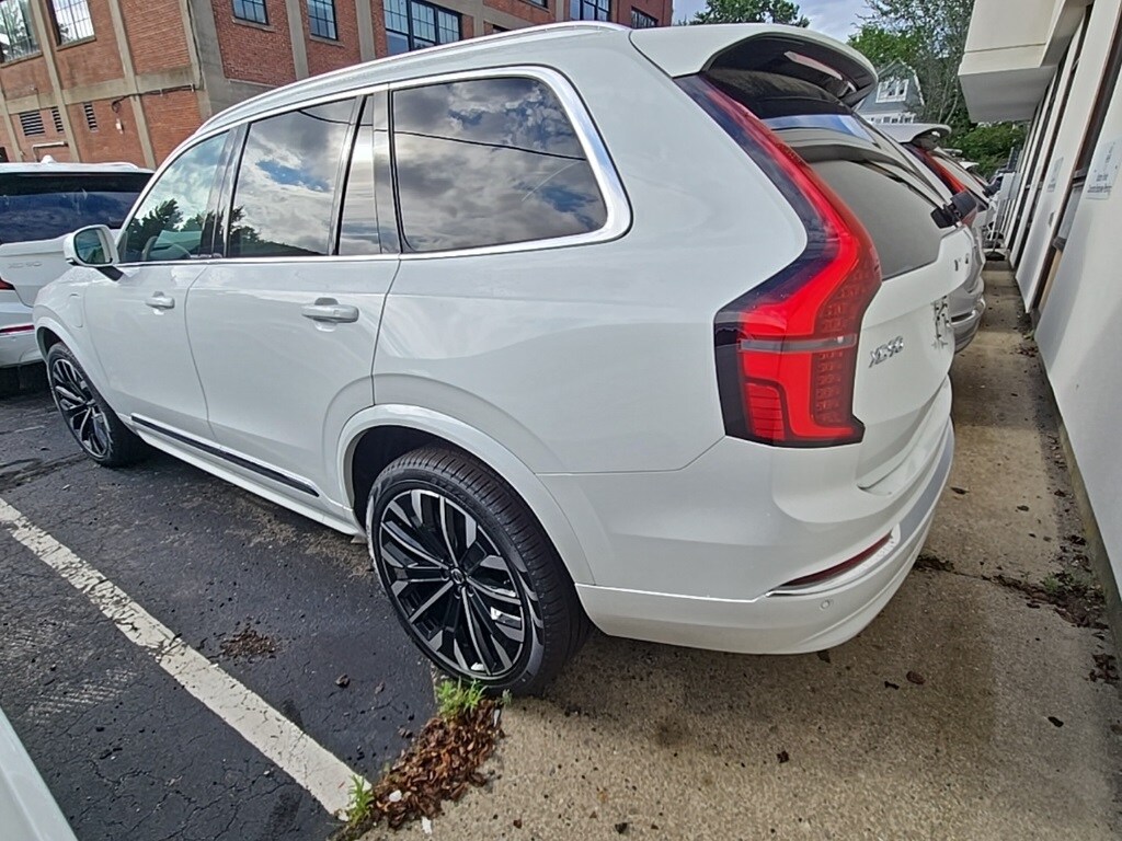 2025 Volvo XC90 T8 Core photo 2