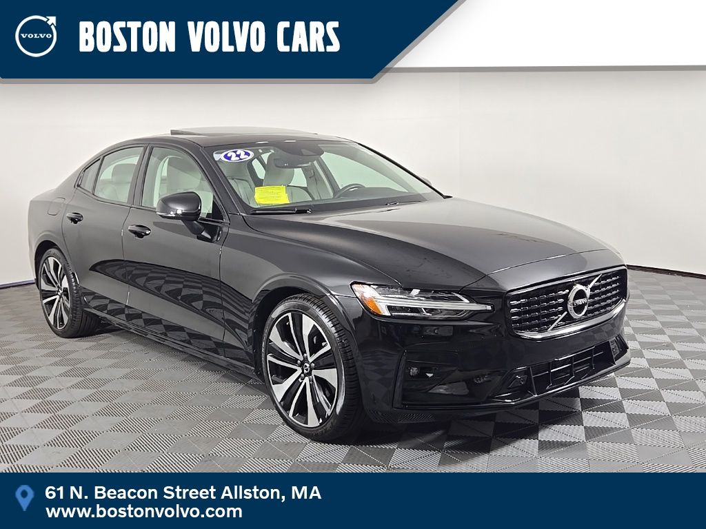 2022 Volvo S60 B5 Black Edition Momentum 4WD's photo