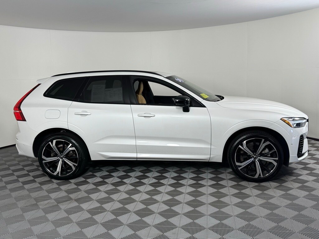 2024 Volvo XC60 Recharge Hybrid Ultimate photo 3