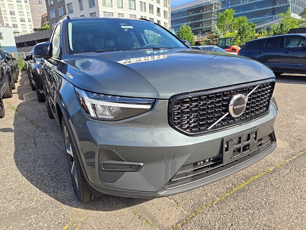 2026 Volvo XC40 Core photo 3