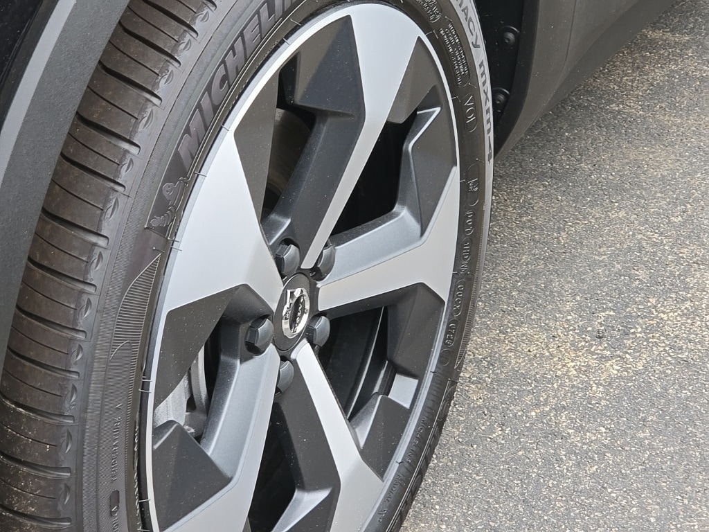 2025 Volvo XC40 Plus photo 4