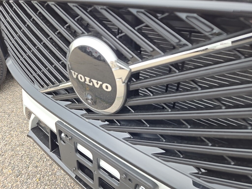 2026 Volvo XC60 Plus photo 3