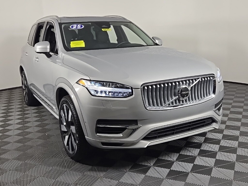 2025 Volvo XC90 T8 Plus photo 3