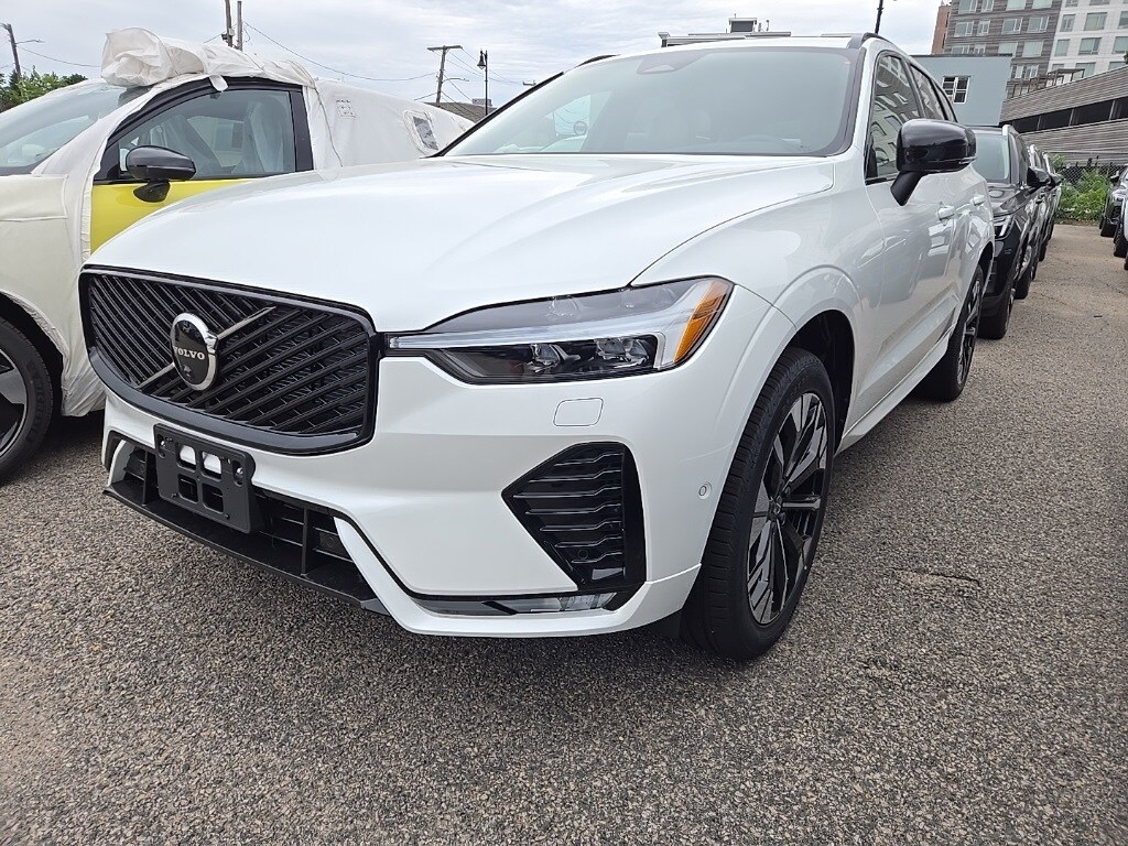 2026 Volvo XC60 Plus photo 2