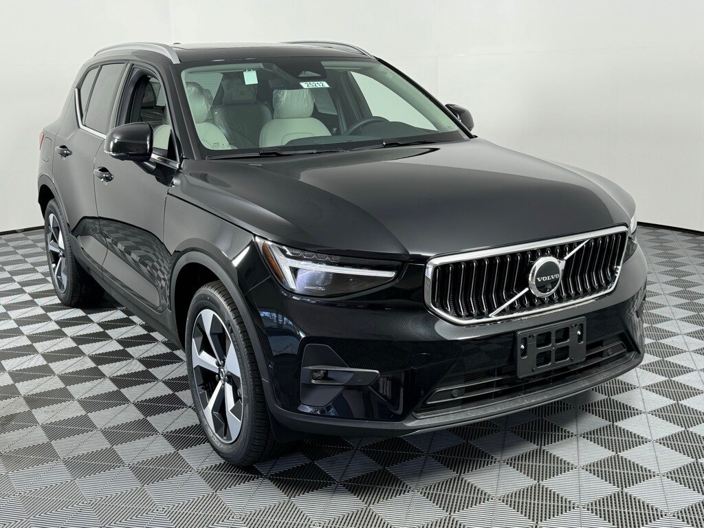 2025 Volvo XC40 Plus photo 2
