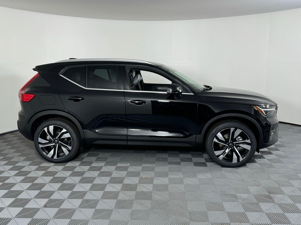 2025 Volvo XC40 Plus photo 3