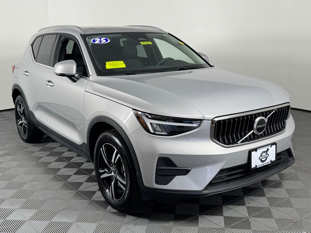 2025 Volvo XC40 Core photo 3