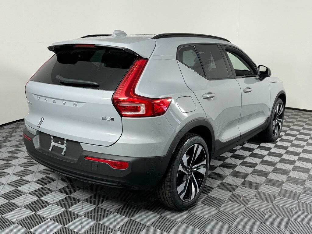 2025 Volvo XC40 photo 3