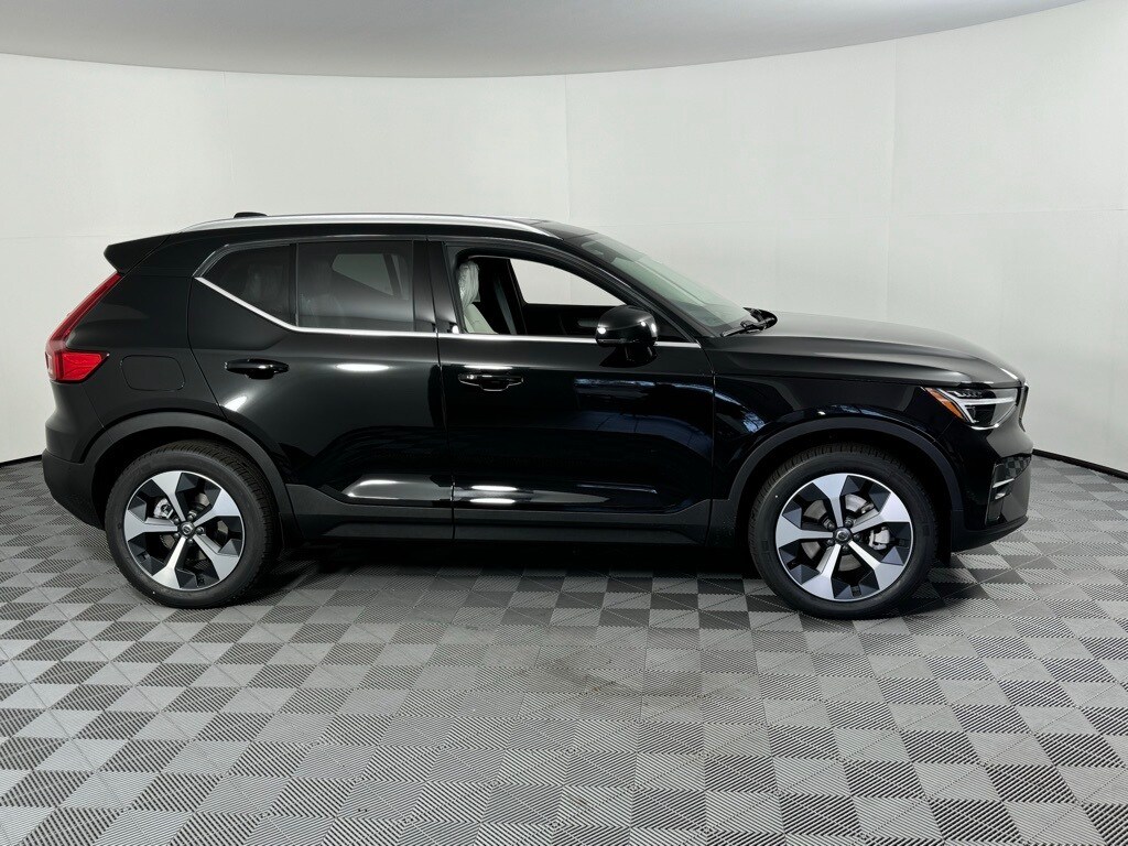 2025 Volvo XC40 Plus photo 3