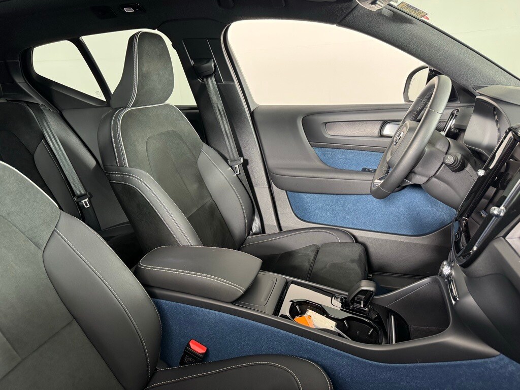 2023 Volvo XC40 Recharge Ultimate photo 2