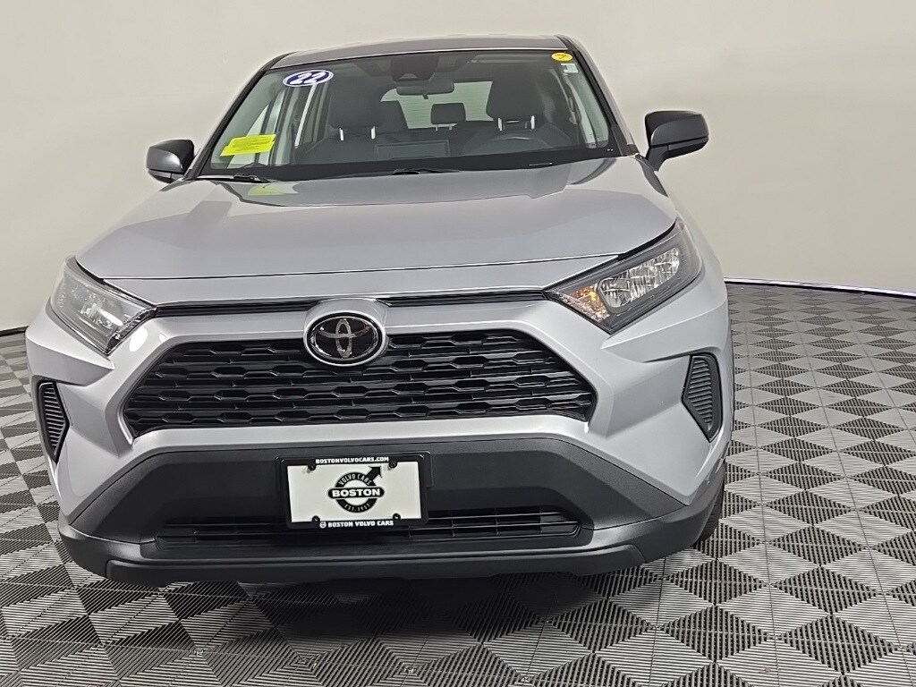 2022 Toyota RAV4 LE photo 3