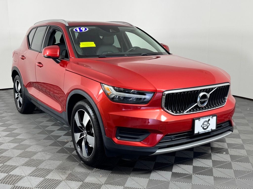 Used 2019 Volvo XC40 Momentum SUV