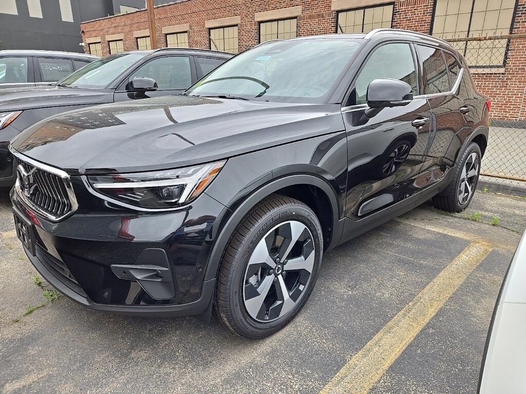 2025 Volvo XC40 Plus photo 3