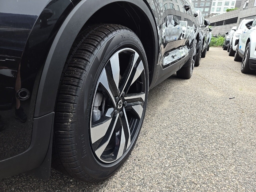 2025 Volvo XC40 photo 2