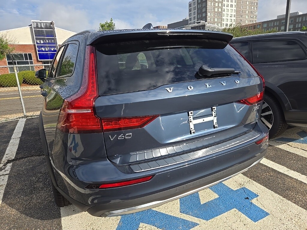 2026 Volvo V60 Cross Country B5 Plus photo 4