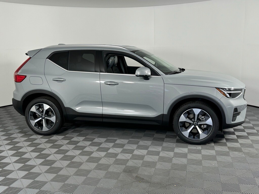 2025 Volvo XC40 Core photo 3