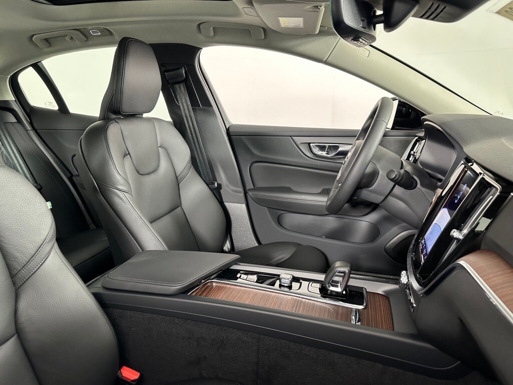 2024 Volvo S60 B5 Plus photo 2