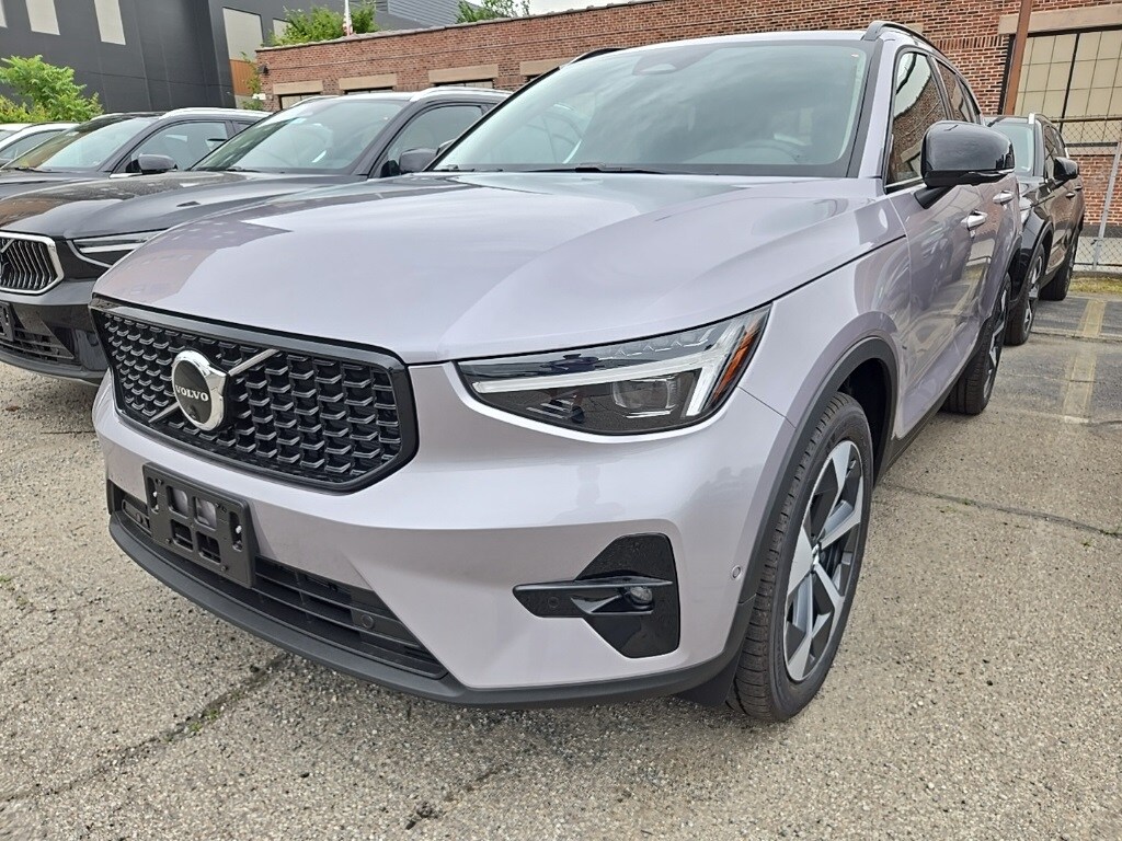 2026 Volvo XC40 Plus photo 2