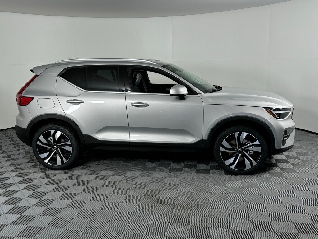 2025 Volvo XC40 Plus photo 3